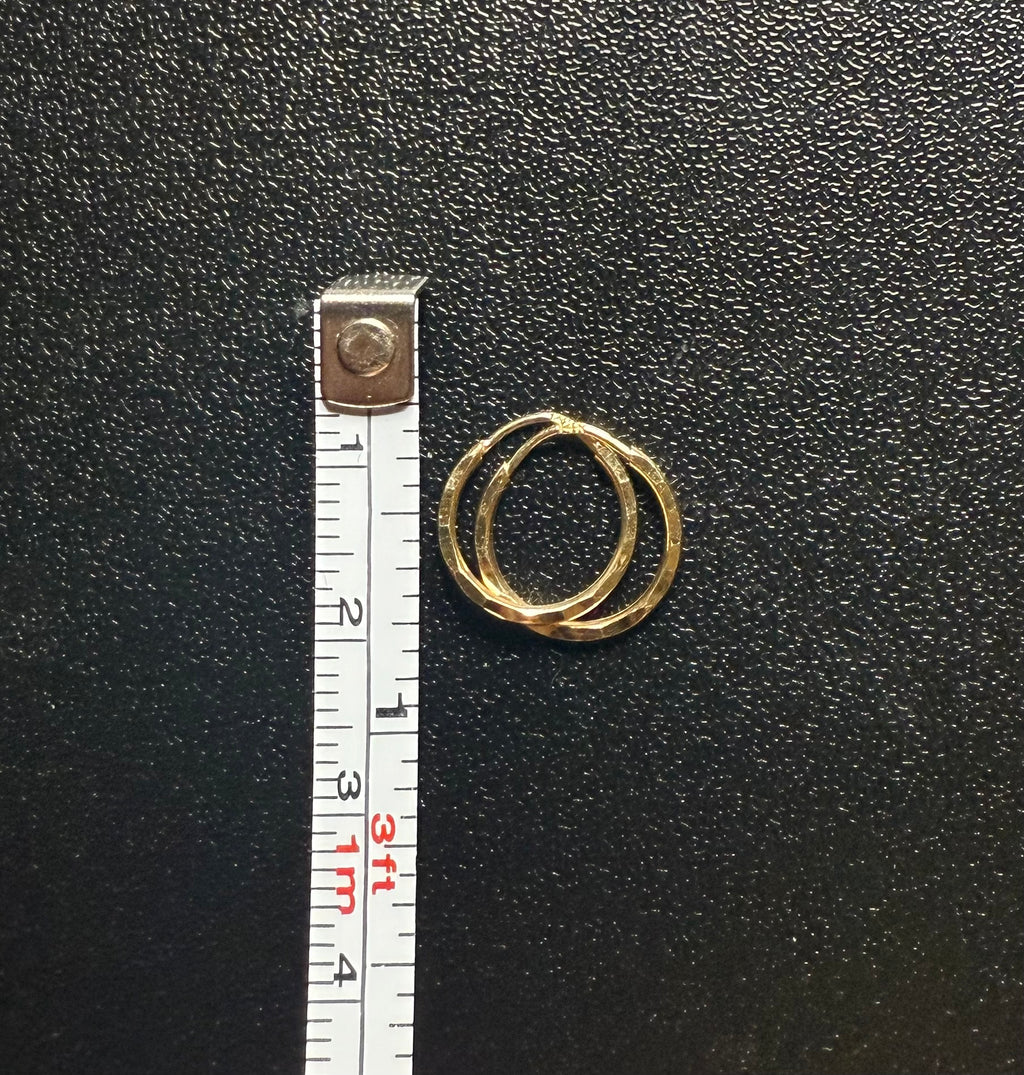Woman’s 14k gold hoops